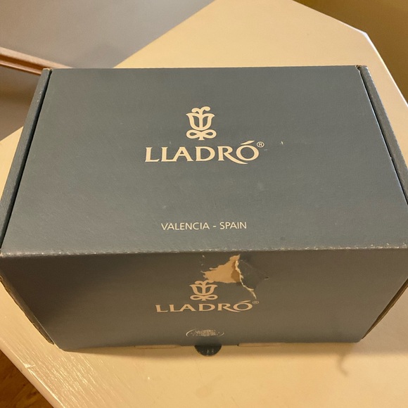 Spring is Here Girl Figurine - Picture 6 of 7